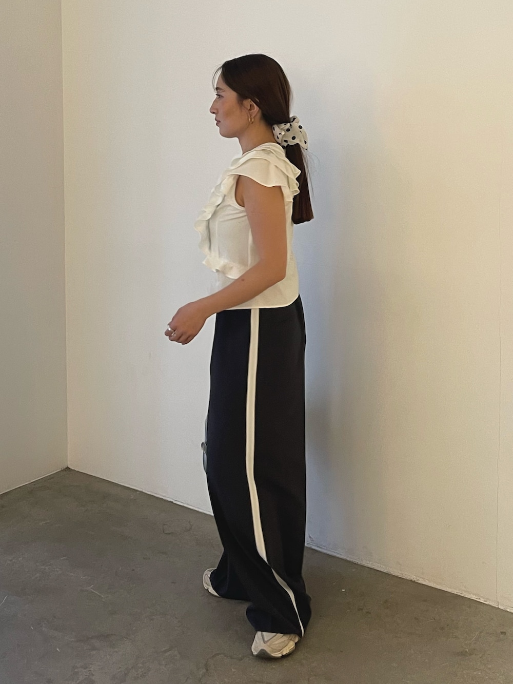 シルバー系のハンドバッグ、ホワイト系のシャツ/ブラウス、グレー系のその他パンツを着用したレディースの春コーディネートの6枚目の写真