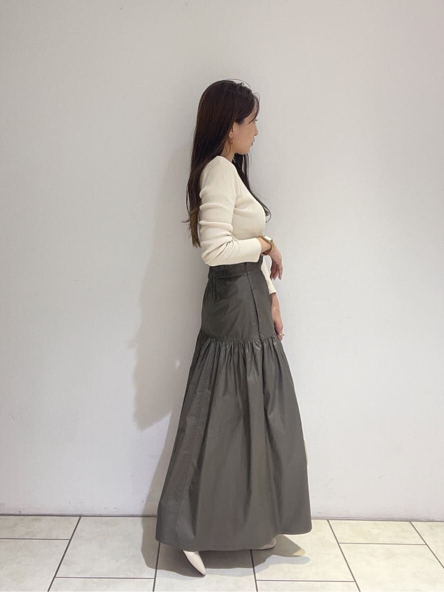 ベージュ系のスカート、ホワイト系のパンプス、ホワイト系のニット/セーターを着用したレディースの夏コーディネートの6枚目の写真