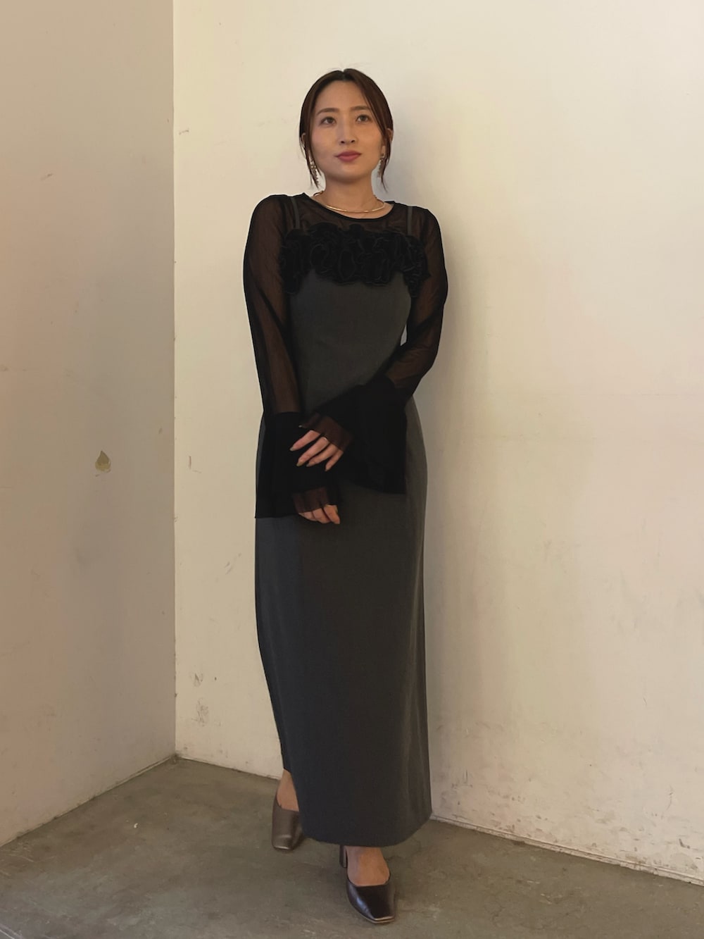 ブラック系のTシャツ/カットソー、グレー系のドレス、ゴールド系のピアス(両耳用)を着用したレディースの秋コーディネートの2枚目の写真