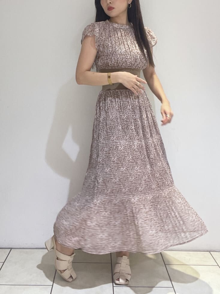 ホワイト系のサンダル、ベージュ系のワンピースを着用したレディースの夏コーディネートの7枚目の写真