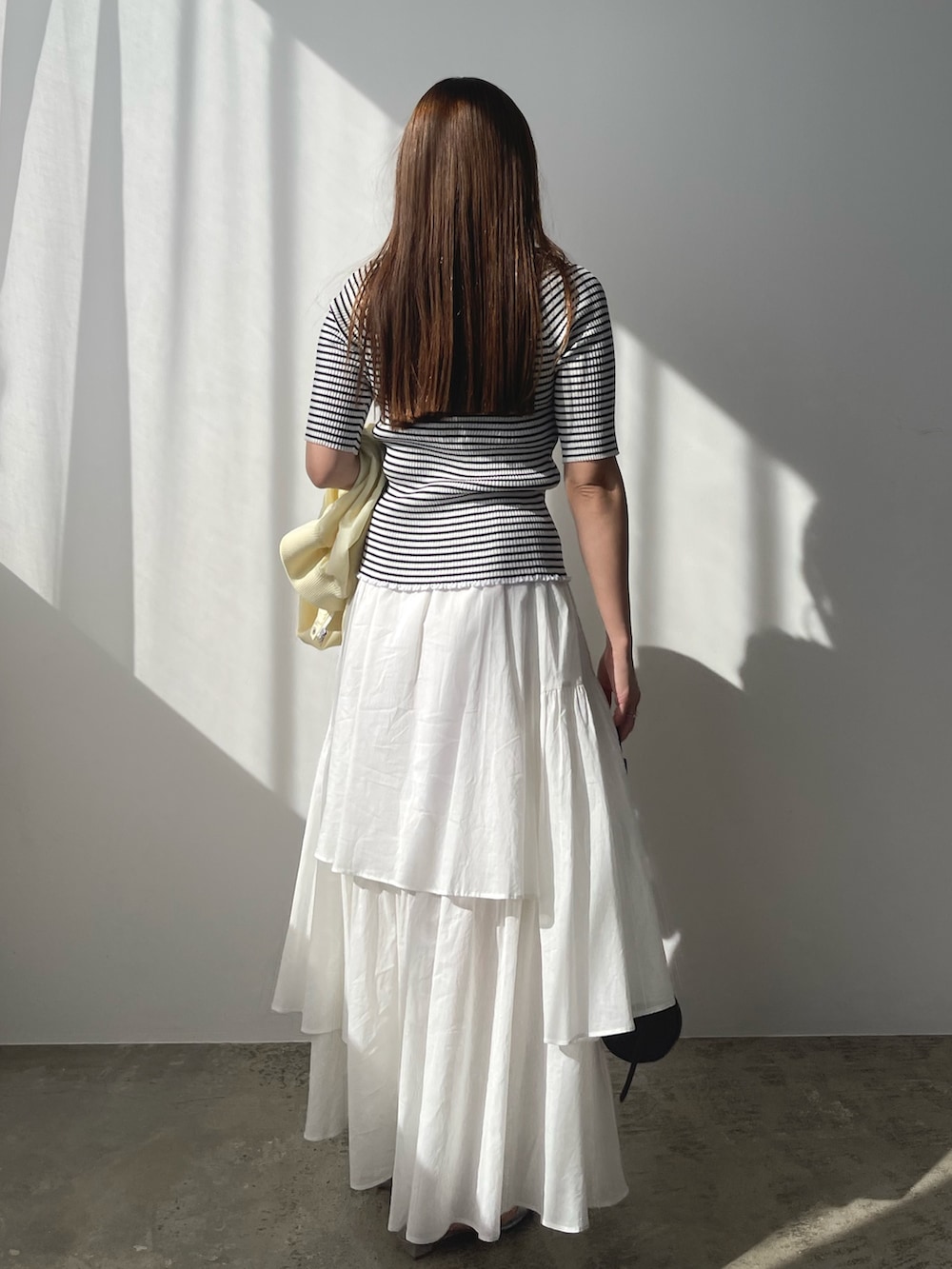 その他のニット/セーター、イエロー系のブルゾン、ホワイト系のスカートを着用したレディースの春コーディネートの7枚目の写真