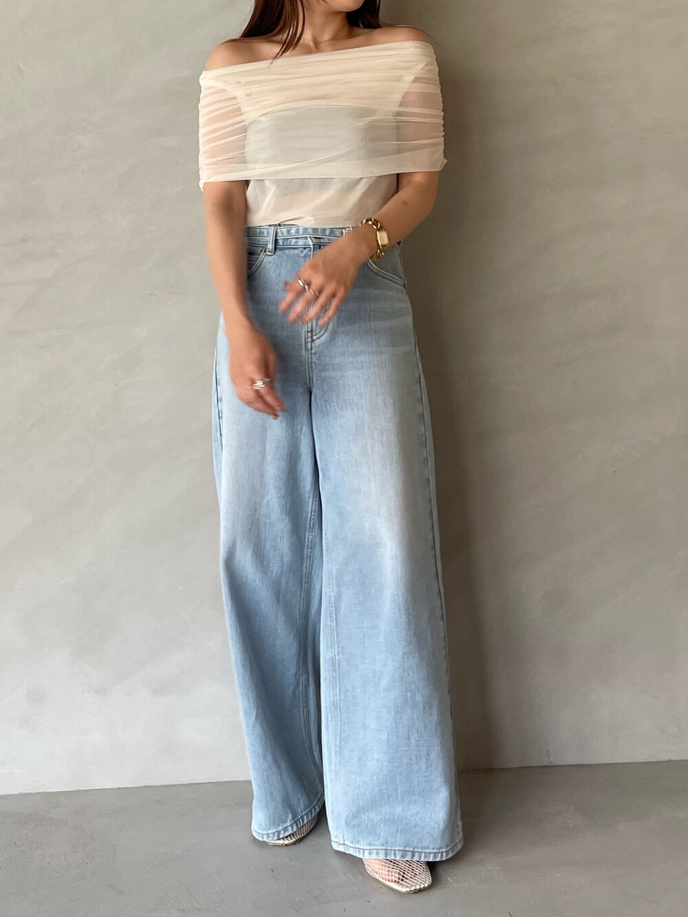 ブルー系のデニムパンツ、ホワイト系のTシャツ/カットソー、ホワイト系のサンダルを着用したレディースの夏コーディネートの4枚目の写真