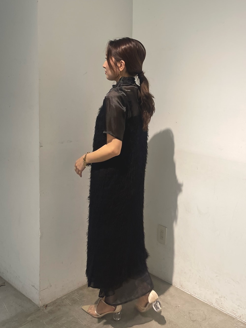 ベージュ系のパンプス、ブラック系のドレスを着用したレディースの春コーディネートの6枚目の写真