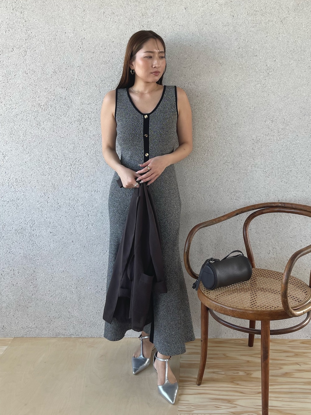 シルバー系のパンプス、ブラック系のワンピース、ブラウン系のテーラードジャケットを着用したレディースの春コーディネートの8枚目の写真