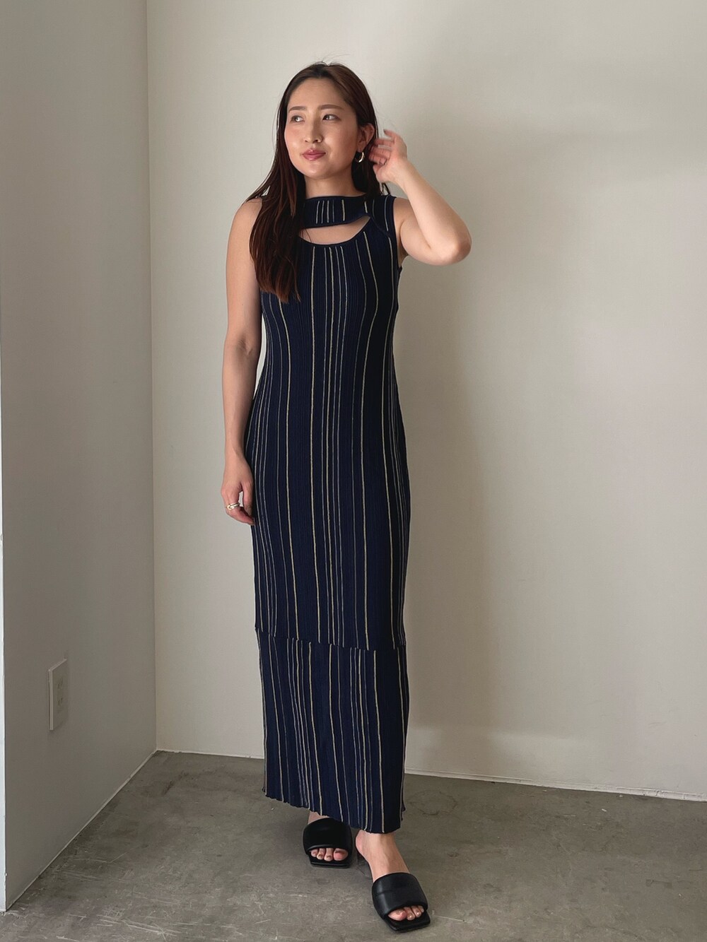 ブラック系のサンダル、ブルー系のワンピースを着用したレディースの春コーディネートの3枚目の写真