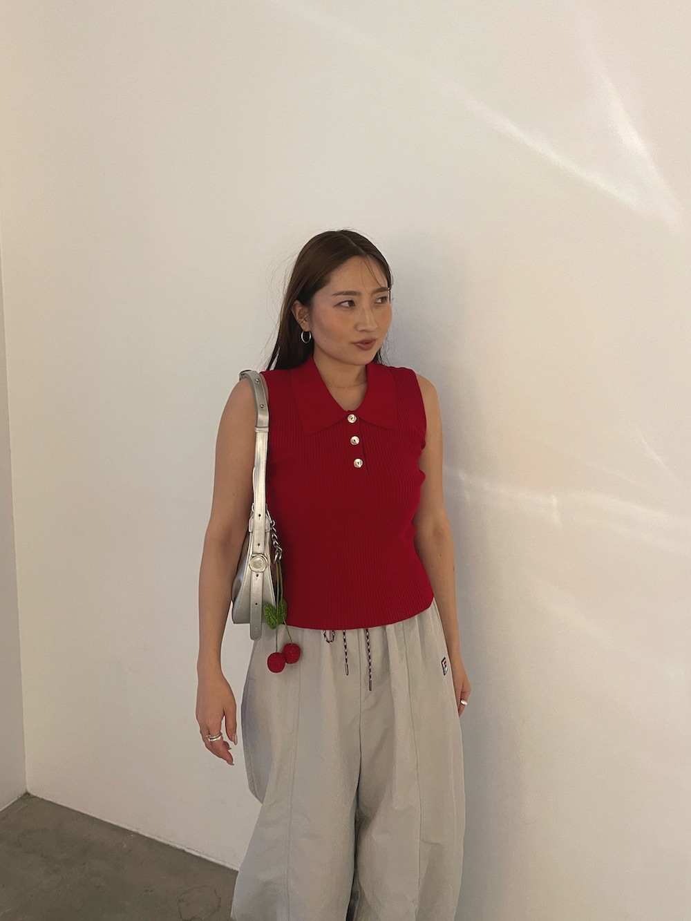 ブラウン系のサンダル、シルバー系のハンドバッグ、ベージュ系のその他パンツを着用したレディースの春コーディネートの9枚目の写真