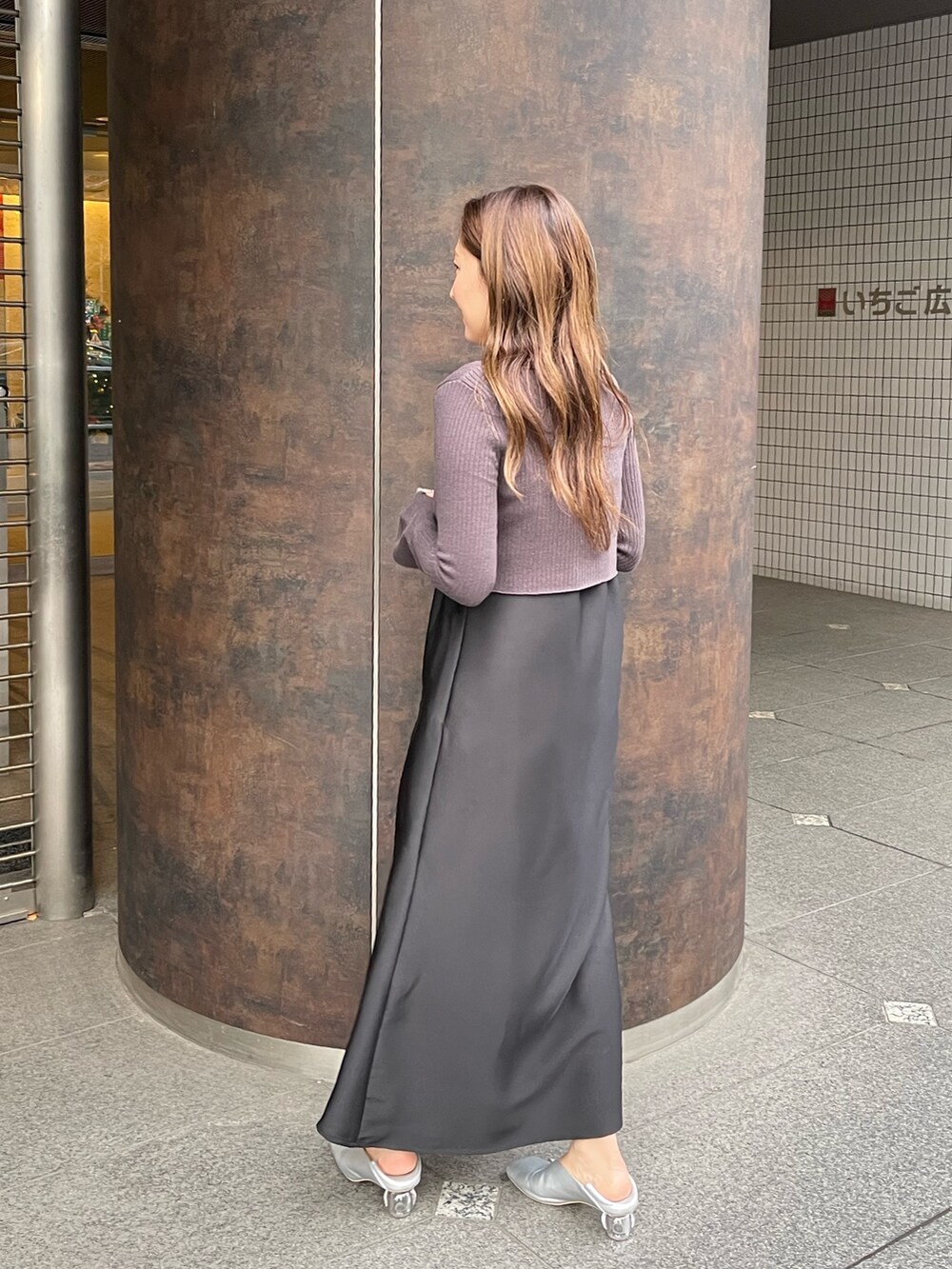 ブラック系のワンピース、シルバー系のパンプスを着用したレディースの冬コーディネートの5枚目の写真