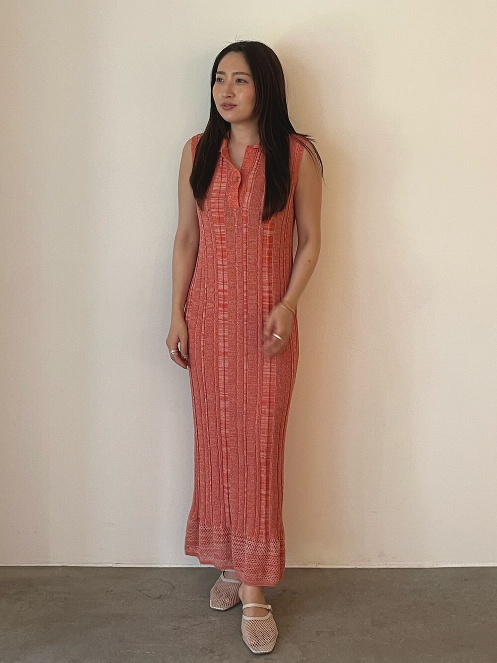 ホワイト系のサンダル、オレンジ系のワンピースを着用したレディースの夏コーディネートの4枚目の写真