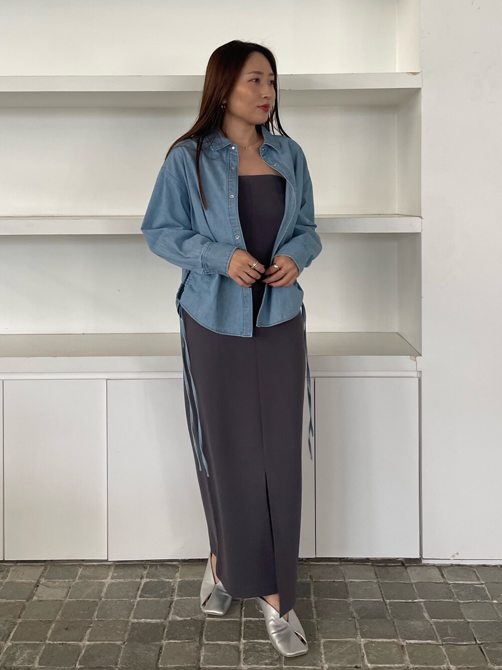 ブルー系のシャツ/ブラウス、グレー系のワンピースを着用したレディースの冬コーディネートの2枚目の写真