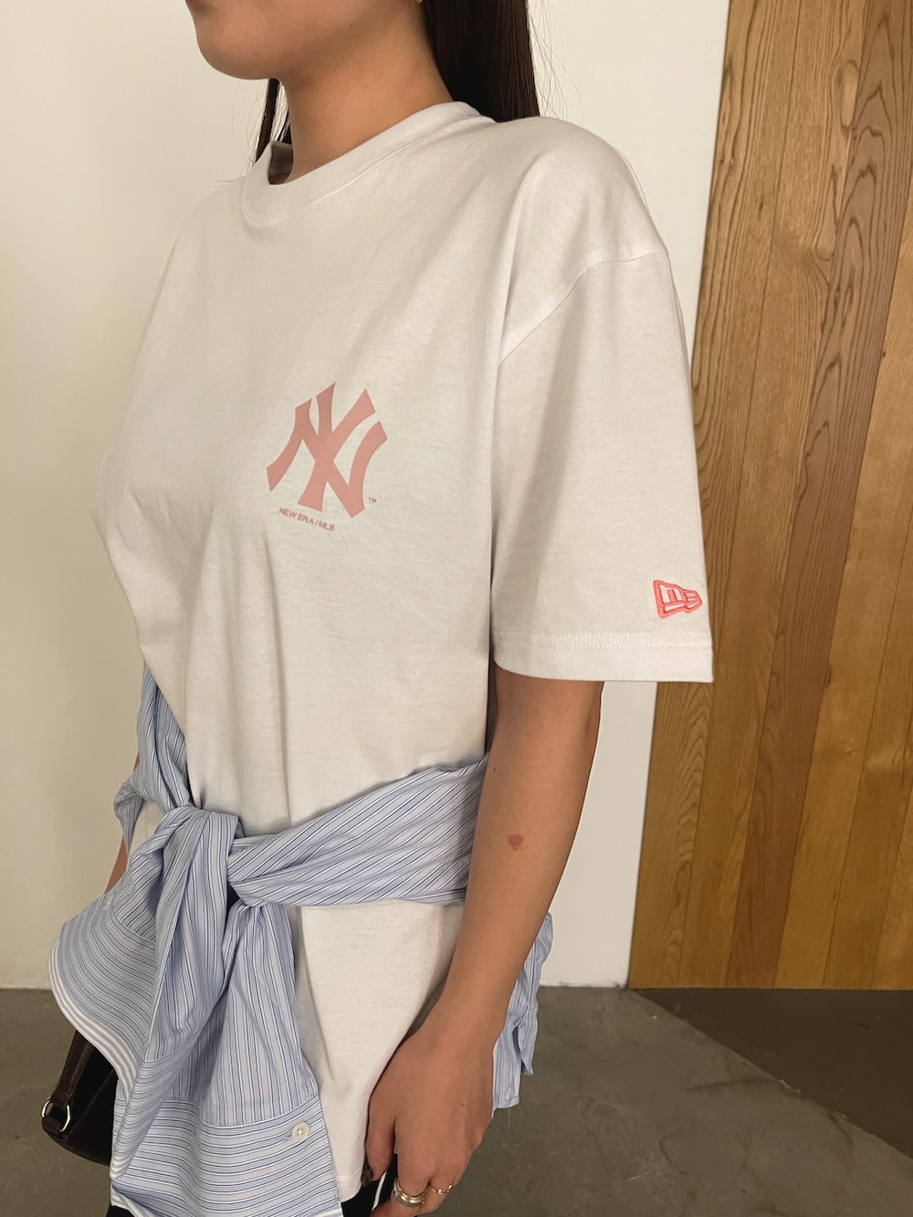 ホワイト系のTシャツ/カットソー、ブルー系のシャツ/ブラウス、ブラック系のサンダルを着用したレディースの冬コーディネートの9枚目の写真