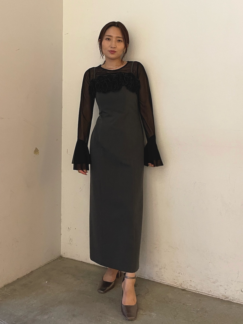 ブラック系のTシャツ/カットソー、グレー系のドレス、ゴールド系のピアス(両耳用)を着用したレディースの秋コーディネートの3枚目の写真