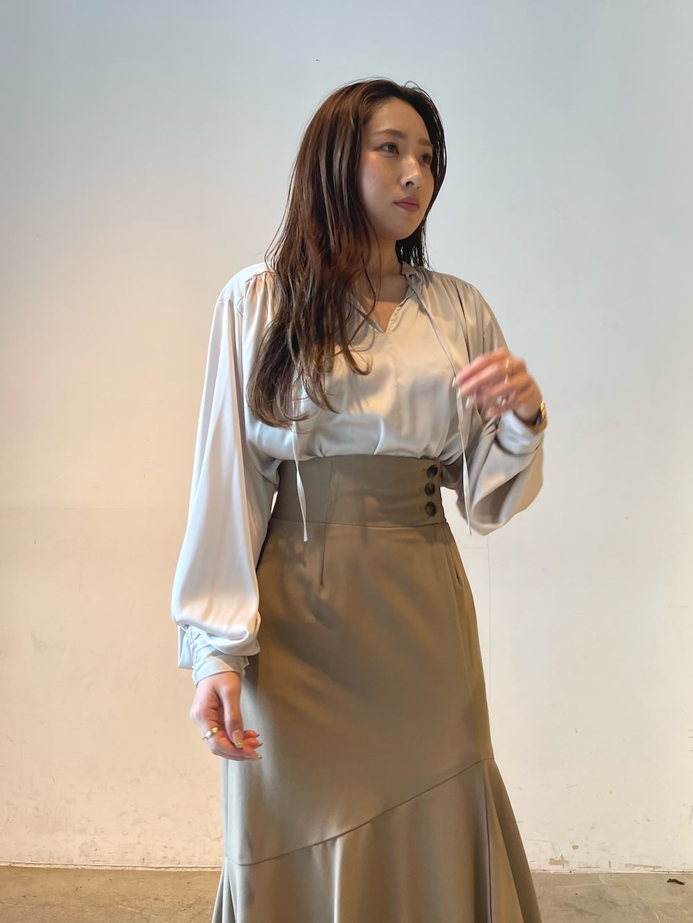 ホワイト系のシャツ/ブラウス、ベージュ系のスカートを着用したレディースの冬コーディネートの8枚目の写真