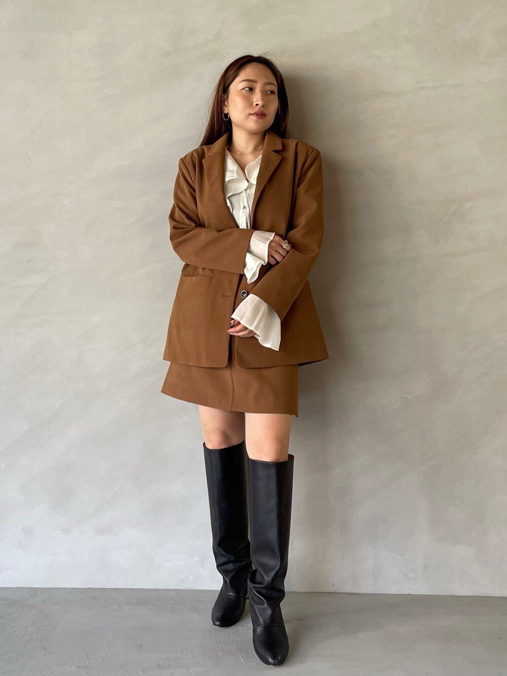 イエロー系のスカート、イエロー系のテーラードジャケット、ホワイト系のシャツ/ブラウスを着用したレディースの夏コーディネートの4枚目の写真