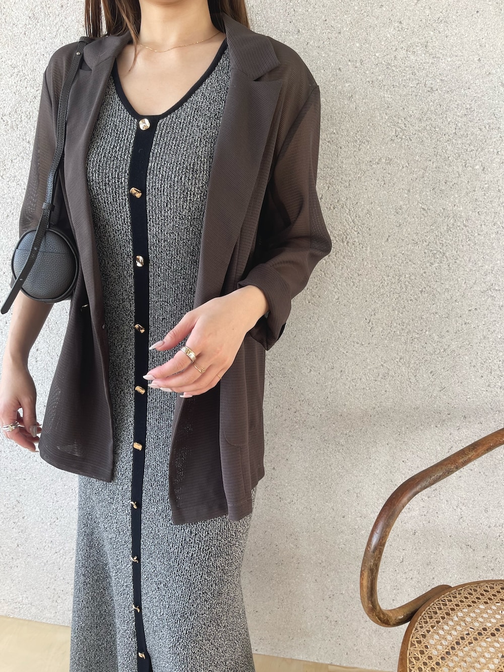 シルバー系のパンプス、ブラック系のワンピース、ブラウン系のテーラードジャケットを着用したレディースの春コーディネートの6枚目の写真