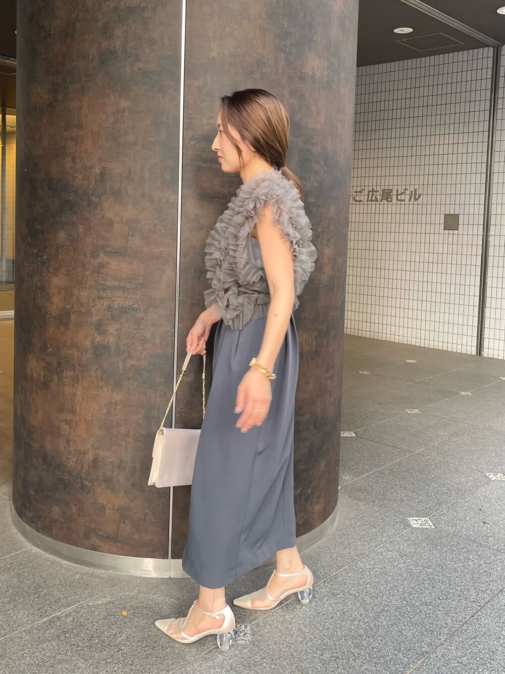 グレー系のドレス、ベージュ系のパンプスを着用したレディースの冬コーディネートの5枚目の写真