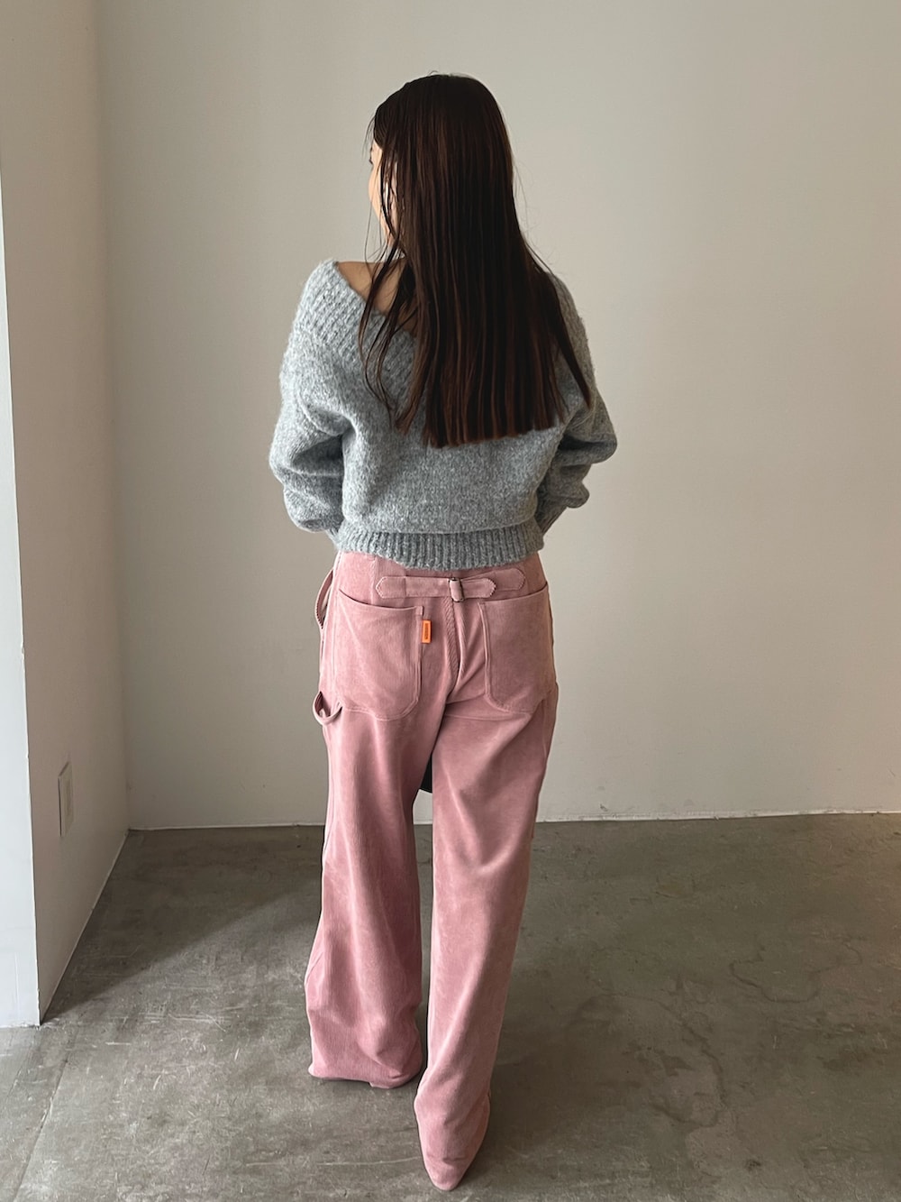 ブラウン系のハンドバッグ、ブラウン系のブーツ、ピンク系のその他パンツを着用したレディースの秋コーディネートの6枚目の写真