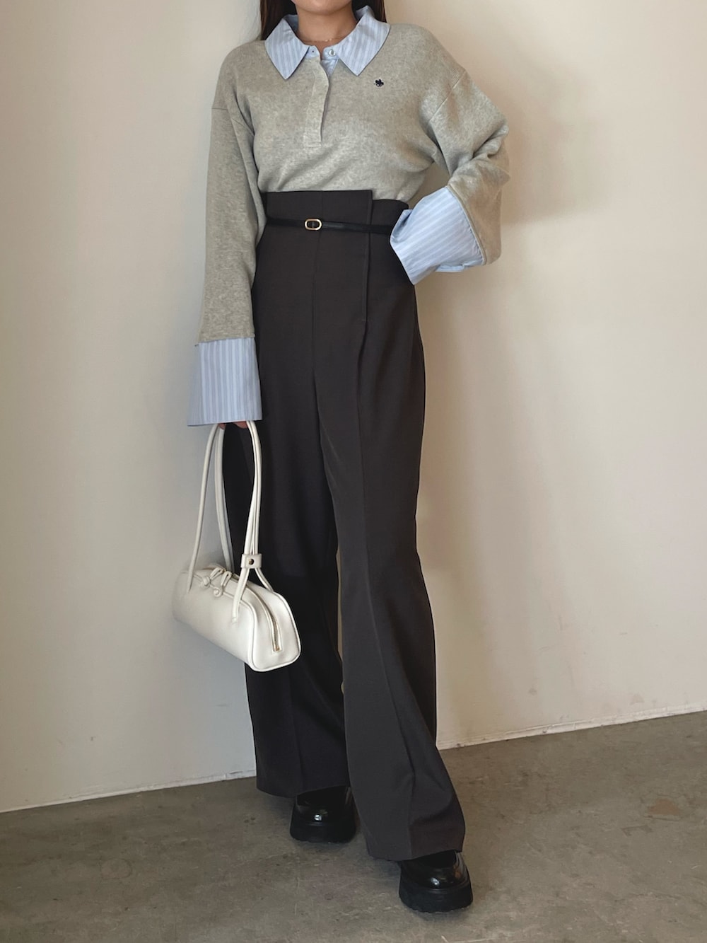 グレー系のニット/セーター、グレー系のその他パンツ、ゴールド系のピアス(両耳用)を着用したレディースの夏コーディネートの4枚目の写真