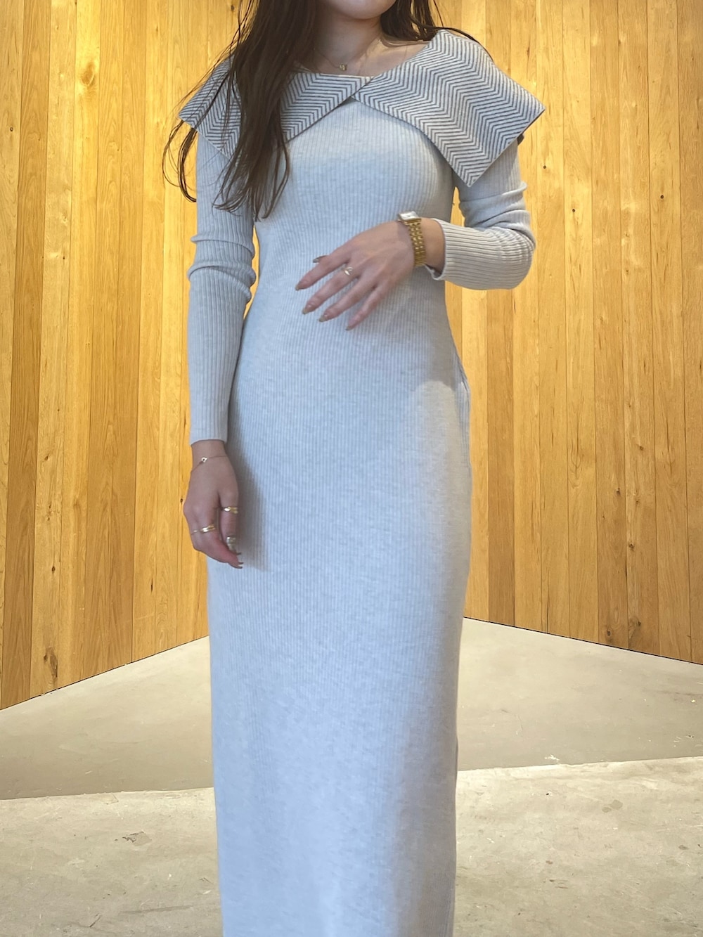 ホワイト系のワンピース、ベージュ系のブーツを着用したレディースの冬コーディネートの8枚目の写真