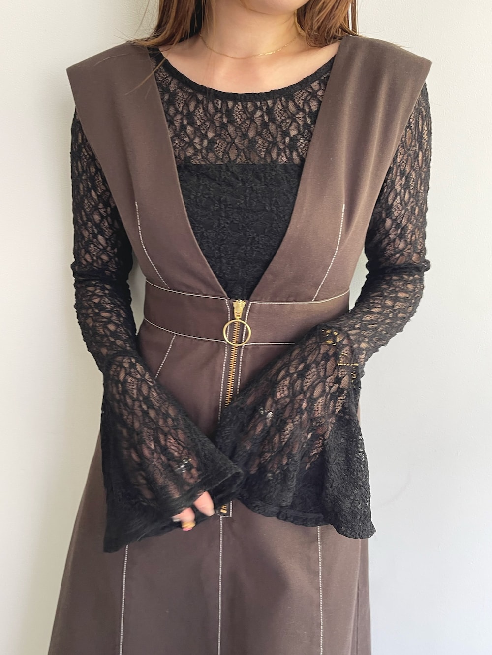 ブラック系のシャツ/ブラウス、ブラウン系のジャンパースカートを着用したレディースの夏コーディネートの8枚目の写真