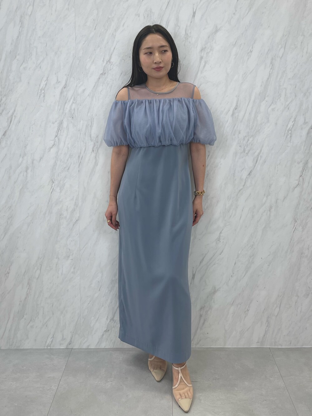 ブルー系のドレス、ベージュ系のパンプスを着用したレディースの夏コーディネートの4枚目の写真