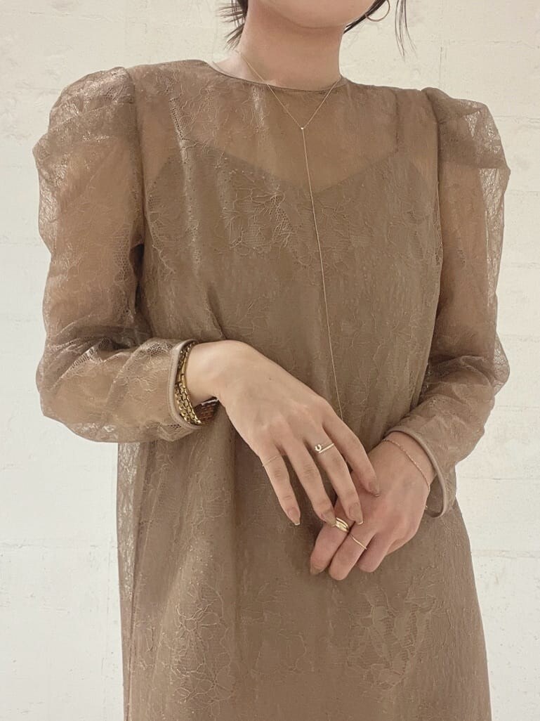 シルバー系のパンプス、シルバー系のハンドバッグ、ベージュ系のドレスを着用したレディースの秋コーディネートの10枚目の写真