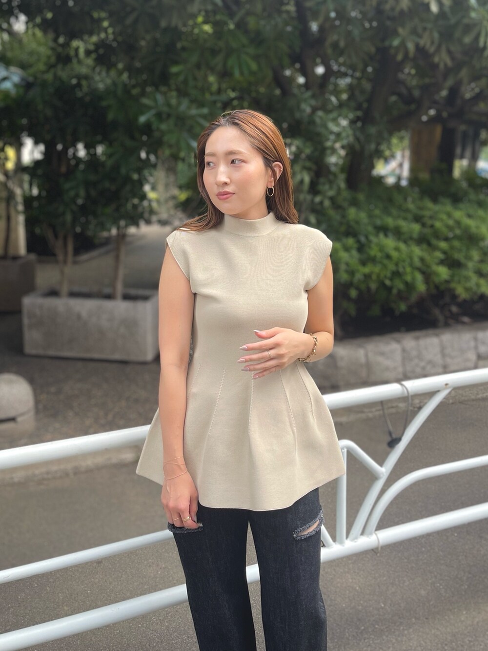 ベージュ系のニット/セーター、ブラック系のブーツ、ブラック系のデニムパンツを着用したレディースの秋コーディネートの3枚目の写真