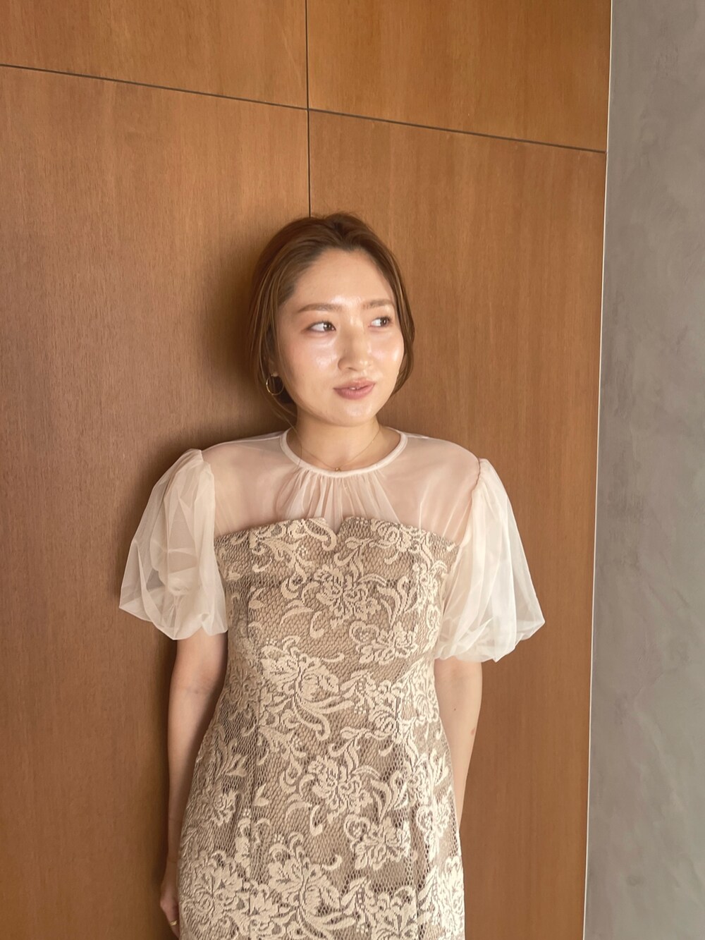 ベージュ系のパンプス、ベージュ系のドレスを着用したレディースの夏コーディネートの10枚目の写真