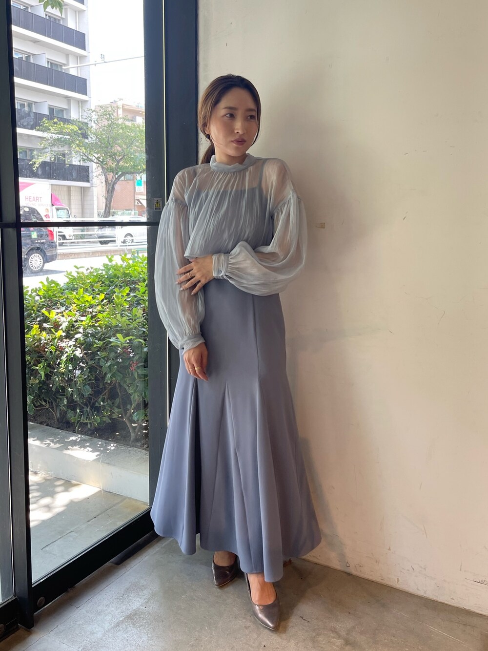 シルバー系のパンプス、ブルー系のドレスを着用したレディースの秋コーディネートの3枚目の写真