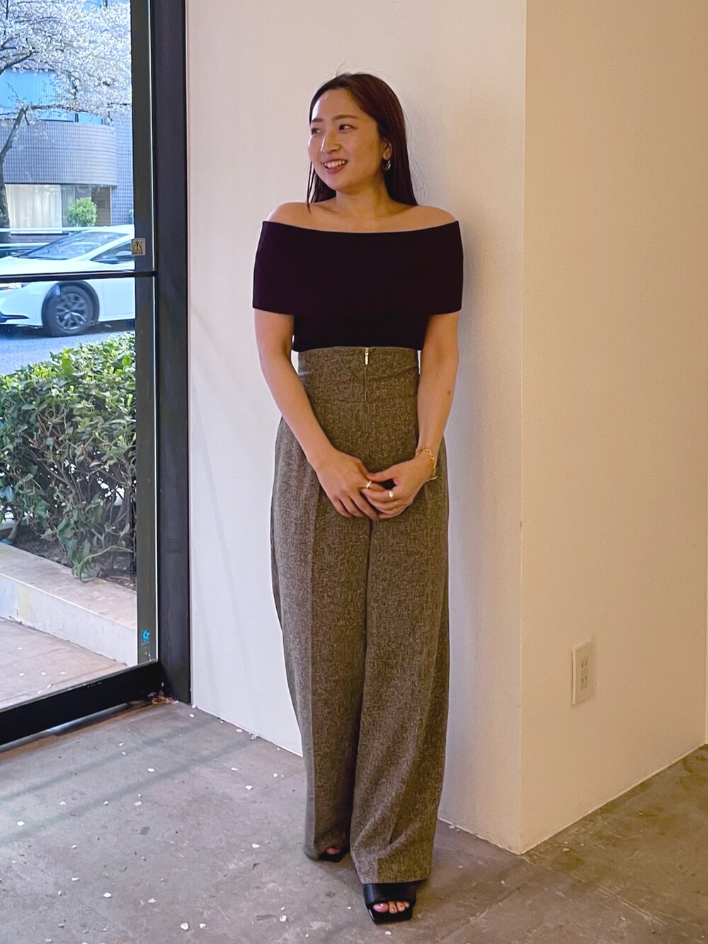 ブラウン系のニット/セーター、ブラック系のサンダル、ブラウン系のその他パンツを着用したレディースの春コーディネートの2枚目の写真