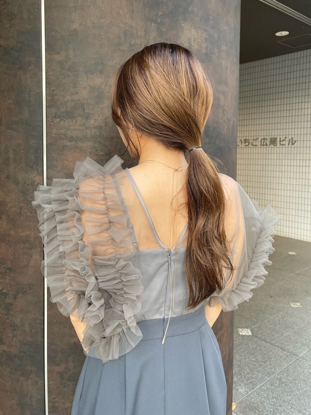 グレー系のドレス、ベージュ系のパンプスを着用したレディースの冬コーディネートの9枚目の写真