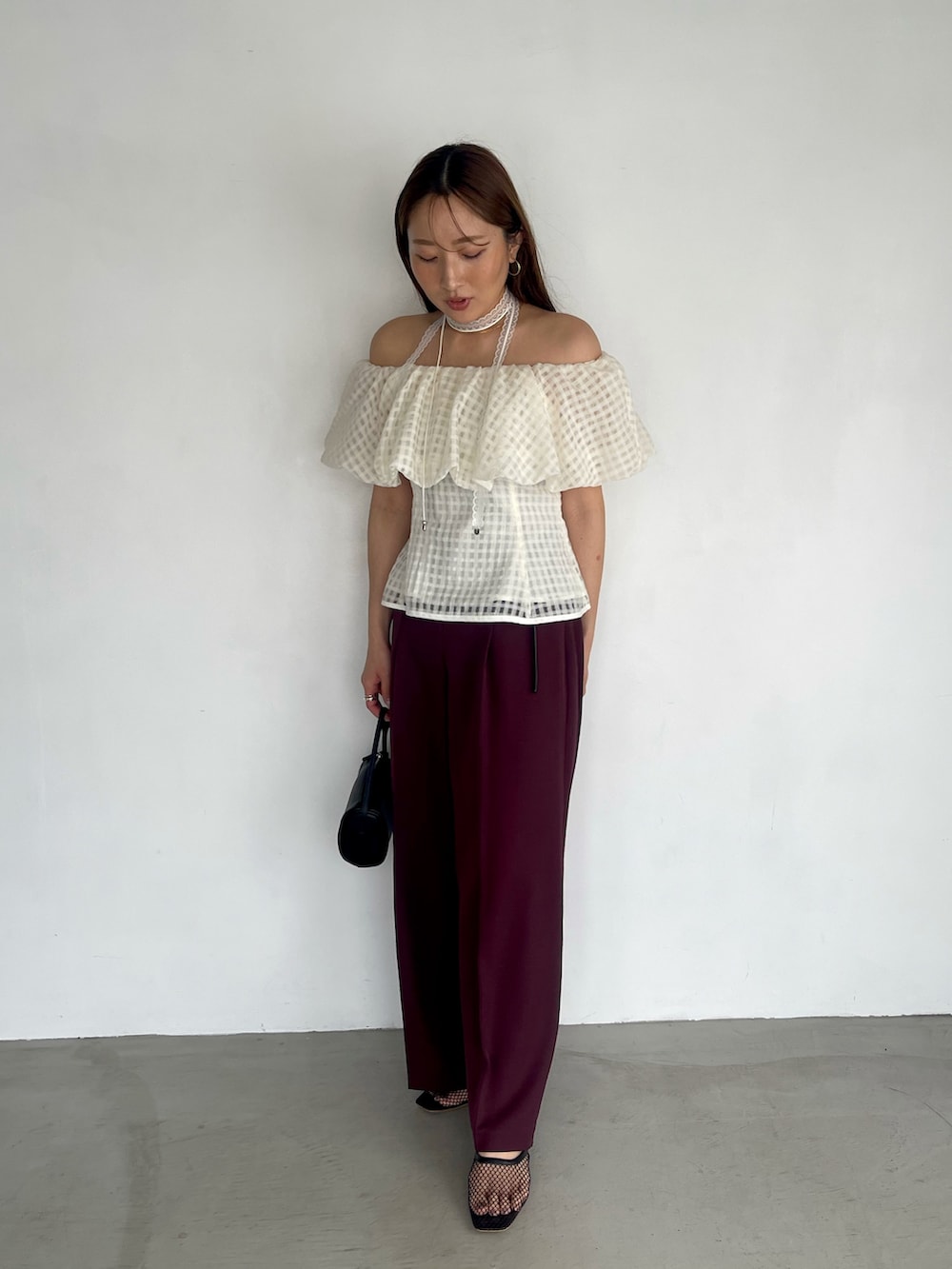 レッド系のその他パンツ、ホワイト系のシャツ/ブラウス、ホワイト系のチョーカーを着用したレディースの夏コーディネートの2枚目の写真