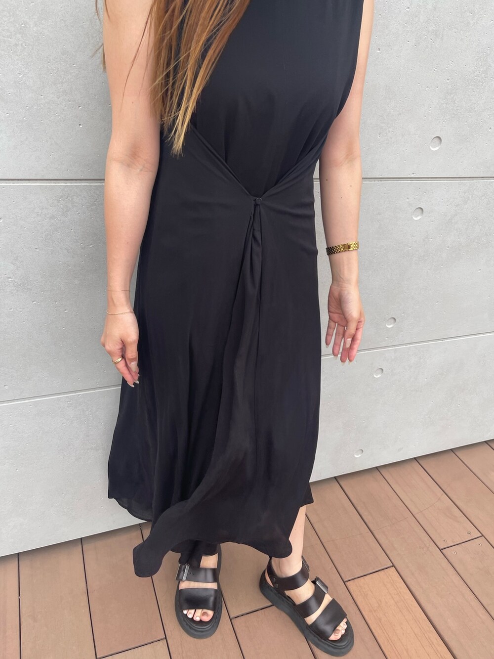 ブラック系のワンピースを着用したレディースの夏コーディネートの5枚目の写真