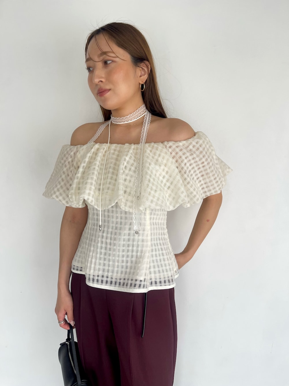 レッド系のその他パンツ、ホワイト系のシャツ/ブラウス、ホワイト系のチョーカーを着用したレディースの夏コーディネートの7枚目の写真