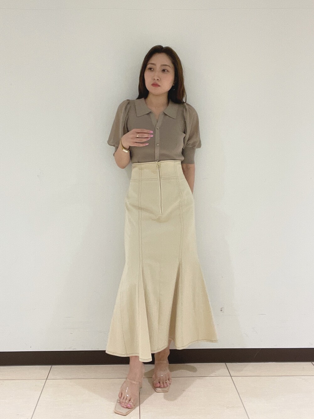 ホワイト系のスカート、その他のサンダル、ブラウン系のニット/セーターを着用したレディースの春コーディネートの7枚目の写真