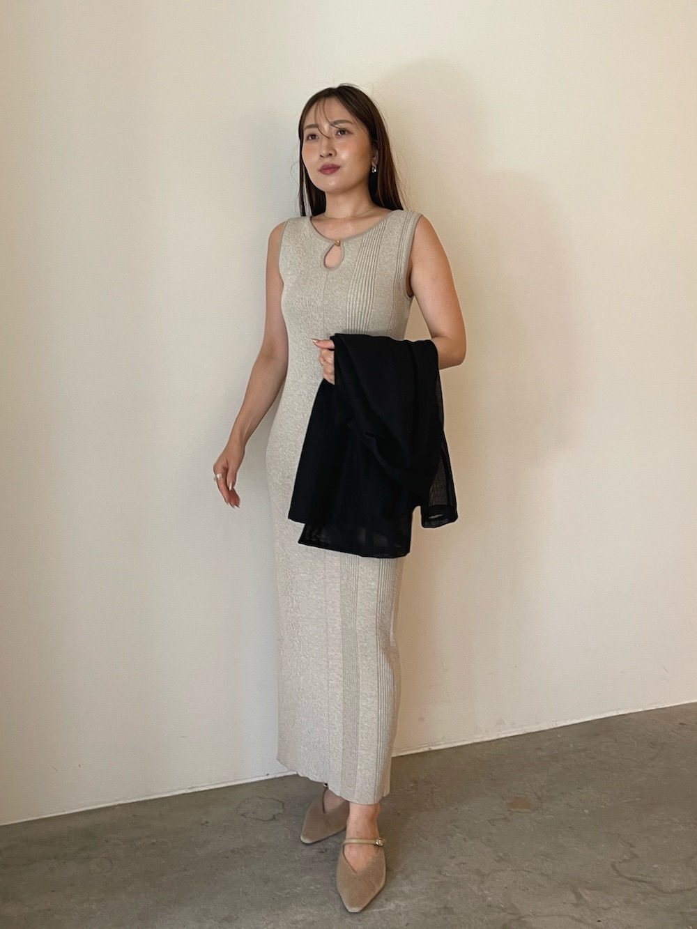 ベージュ系のワンピース、ブラック系のテーラードジャケット、ベージュ系のパンプスを着用したレディースの夏コーディネートの7枚目の写真