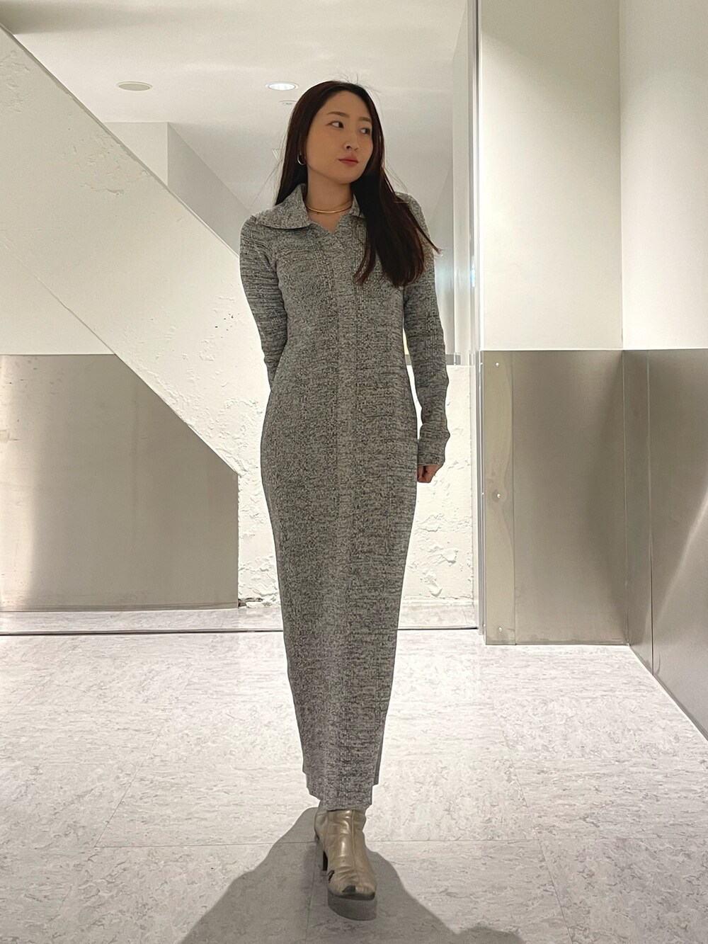 グレー系のワンピース、ホワイト系のダウンジャケット/コートを着用したレディースの冬コーディネートの10枚目の写真