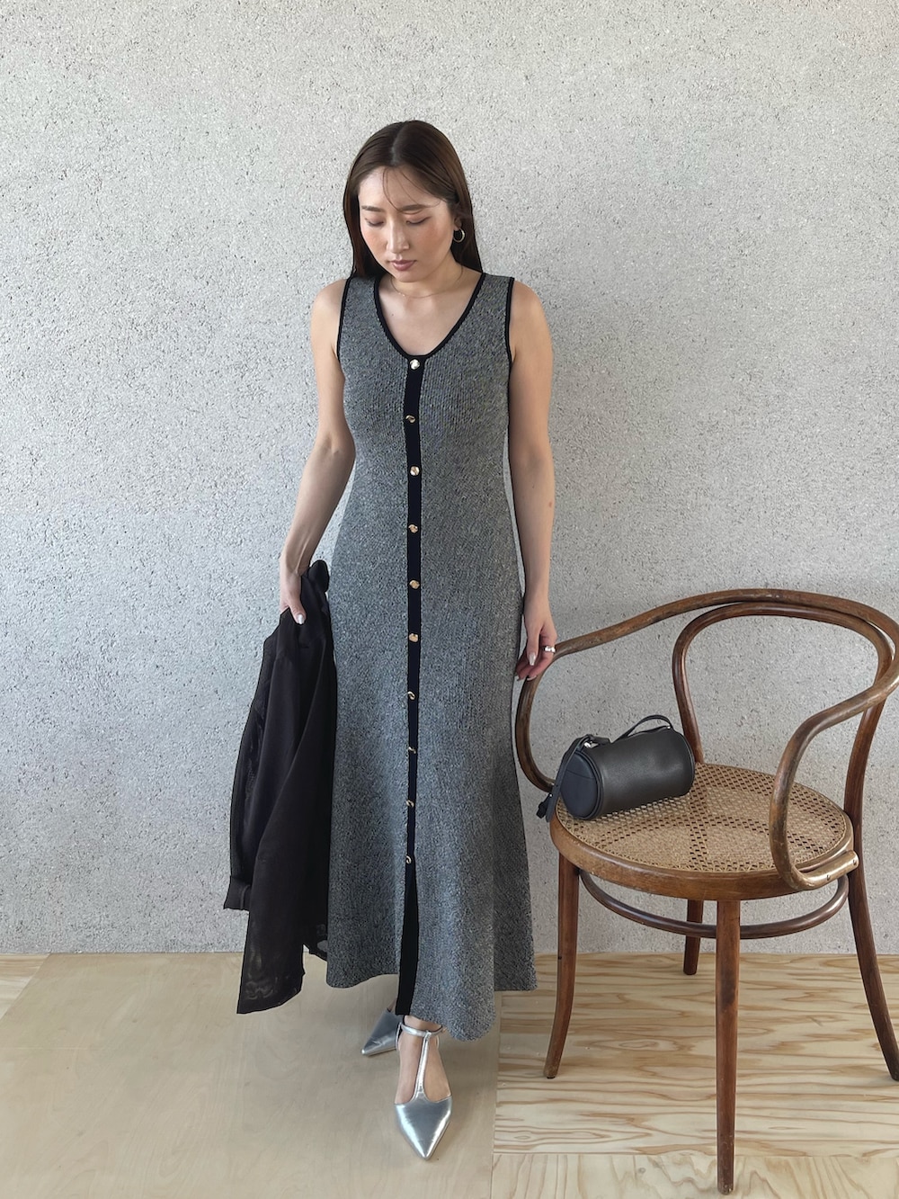 シルバー系のパンプス、ブラック系のワンピース、ブラウン系のテーラードジャケットを着用したレディースの春コーディネートの9枚目の写真