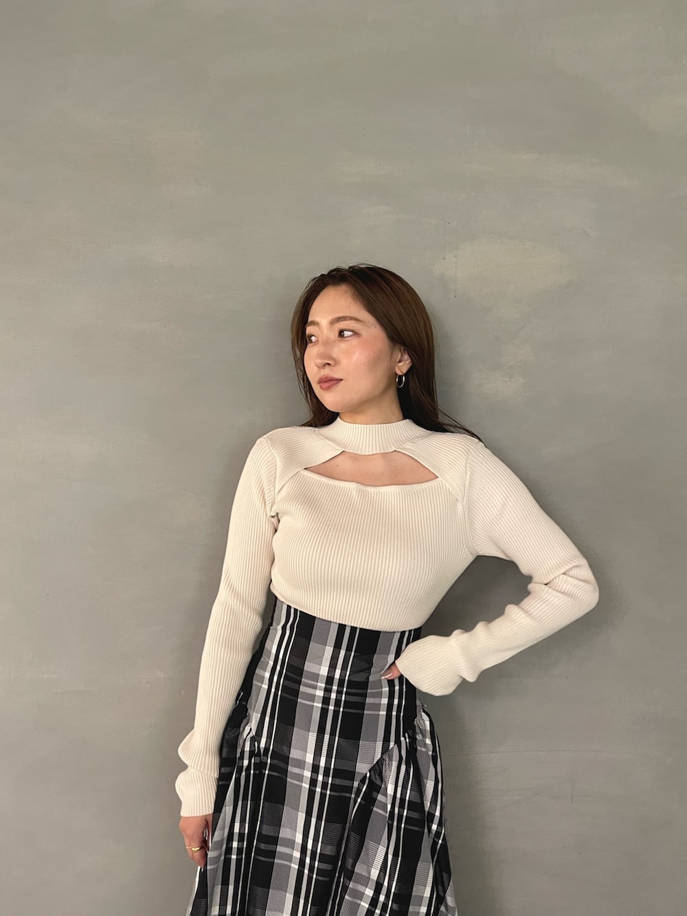 ベージュ系のブーツ、ホワイト系のニット/セーター、ホワイト系のスカートを着用したレディースの秋コーディネートの6枚目の写真