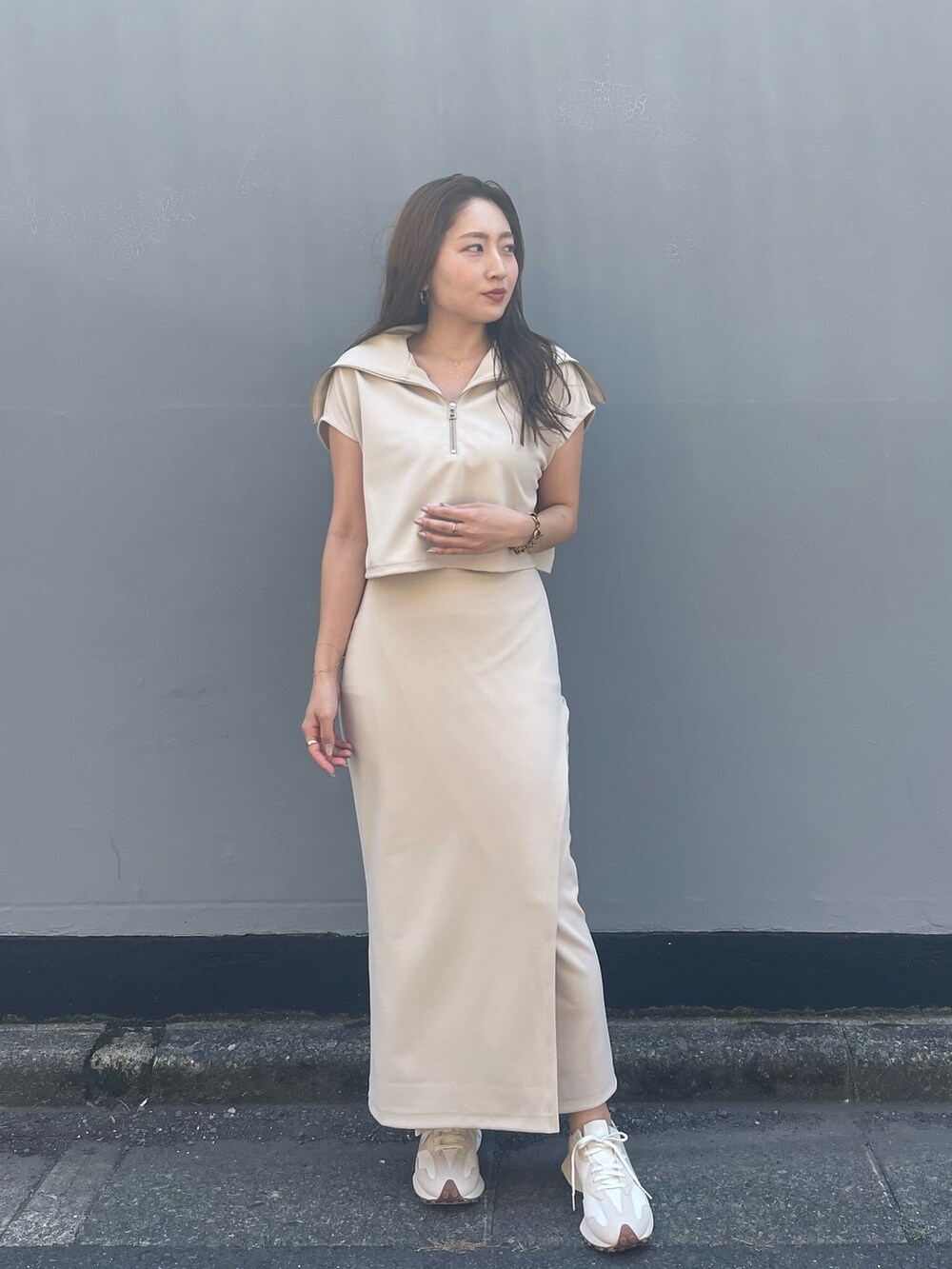 ホワイト系のTシャツ/カットソー、ホワイト系のスカートを着用したレディースの夏コーディネートの5枚目の写真