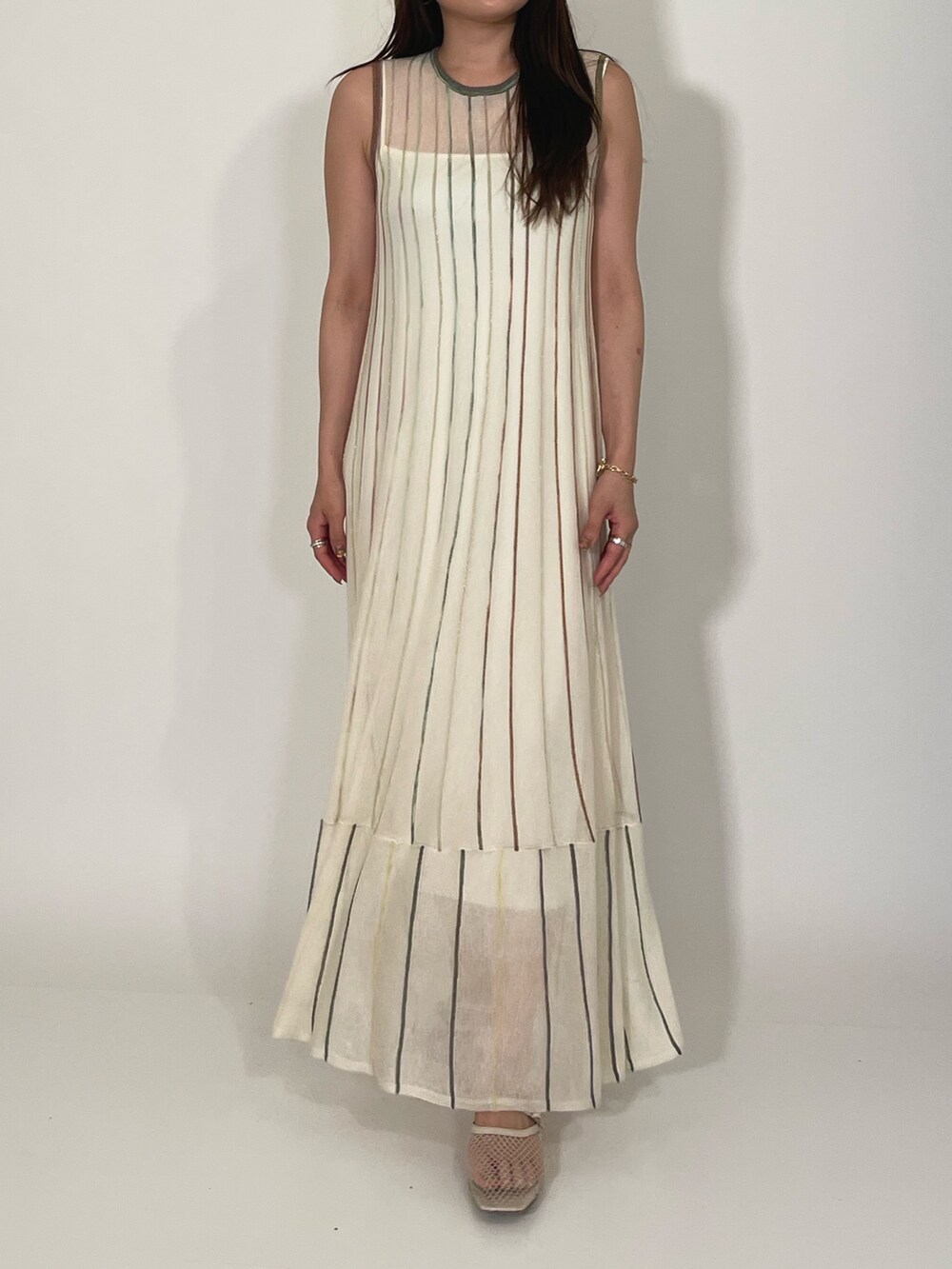 ホワイト系のサンダル、ホワイト系のワンピース、ゴールド系のブレスレットを着用したレディースの夏コーディネートの7枚目の写真