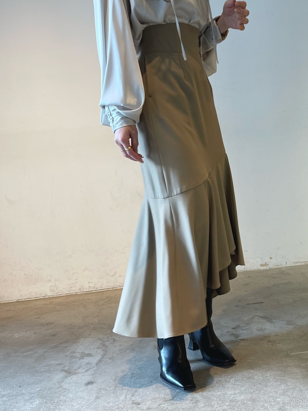 ホワイト系のシャツ/ブラウス、ベージュ系のスカートを着用したレディースの冬コーディネートの10枚目の写真