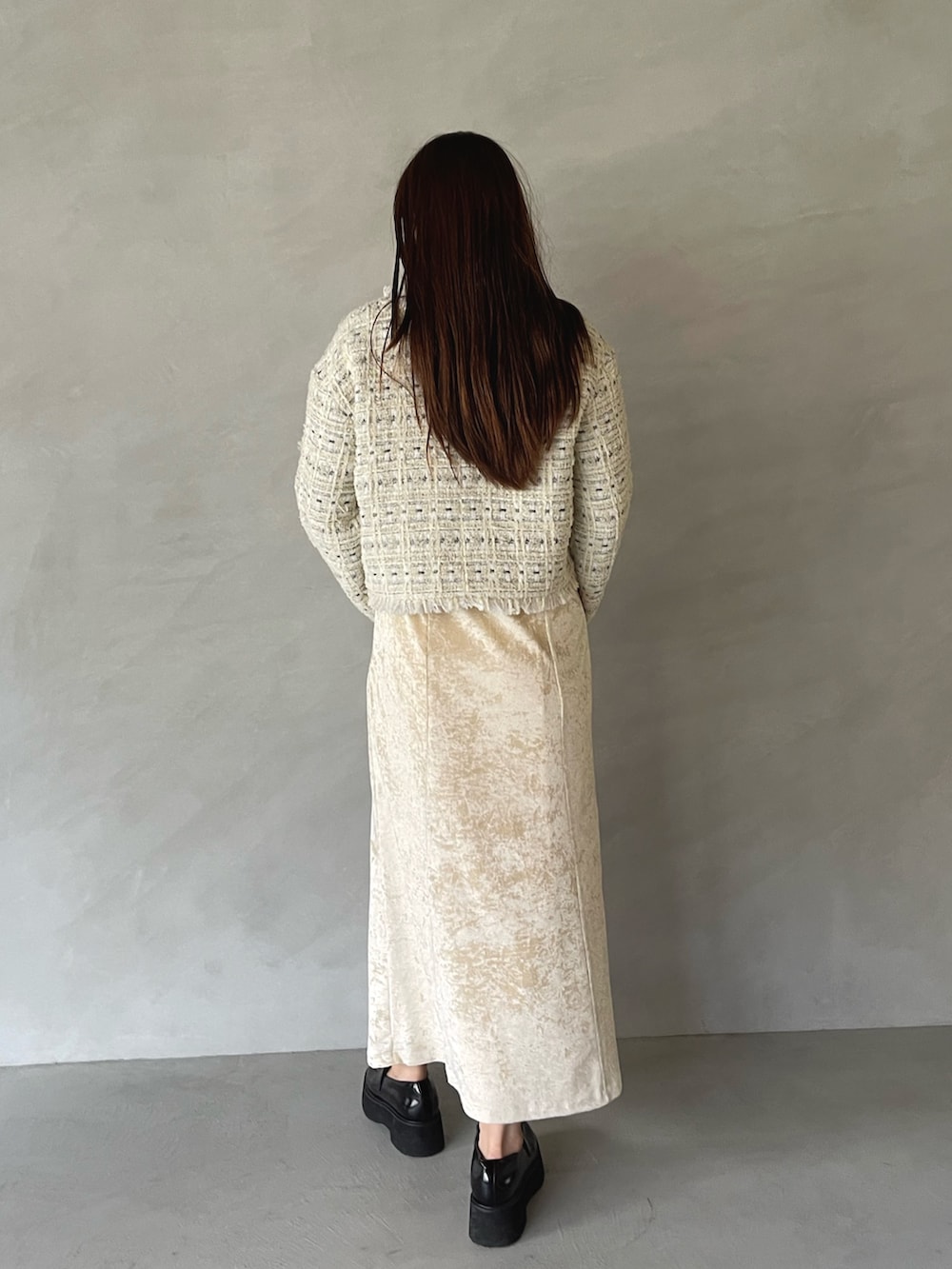 ベージュ系のワンピース、ホワイト系のテーラードジャケットを着用したレディースの夏コーディネートの4枚目の写真