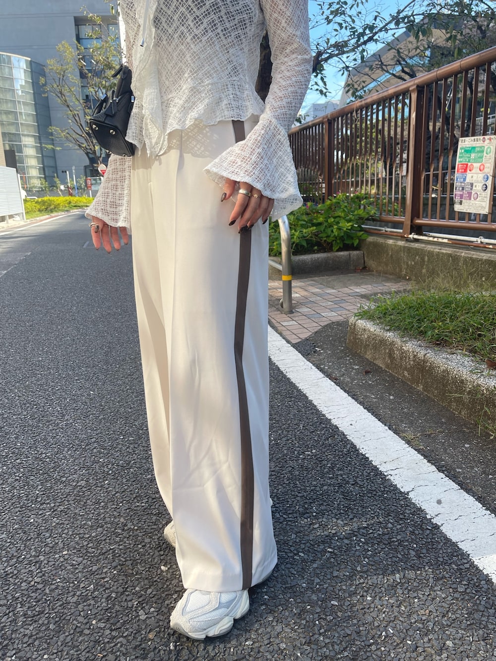 ホワイト系のシャツ/ブラウス、ホワイト系のその他パンツ、ゴールド系のピアス（両耳用）を着用したレディースの冬コーディネートの10枚目の写真