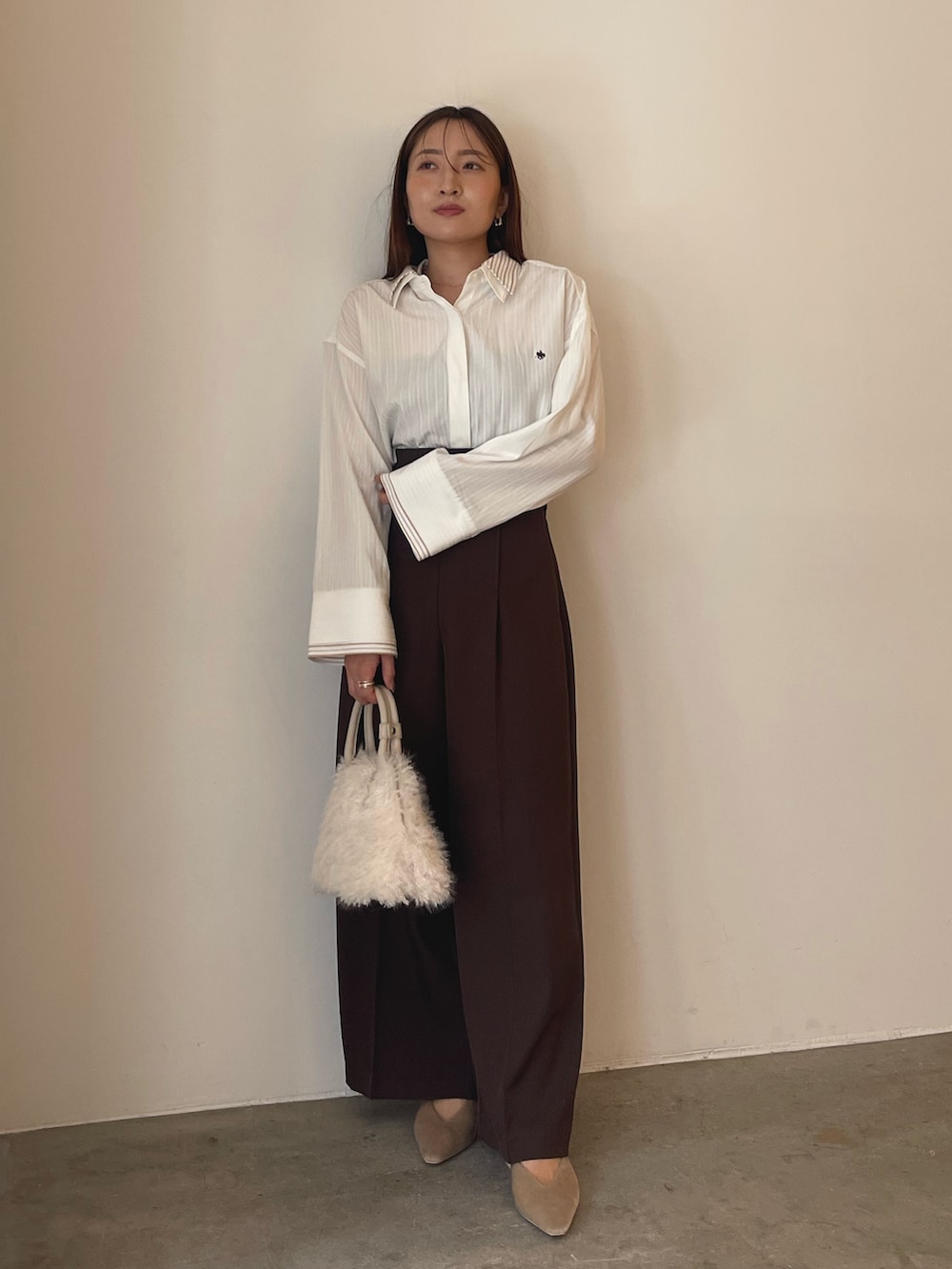 ホワイト系のボストンバッグ、ホワイト系のシャツ/ブラウス、ブラウン系のその他パンツを着用したレディースの夏コーディネートの8枚目の写真