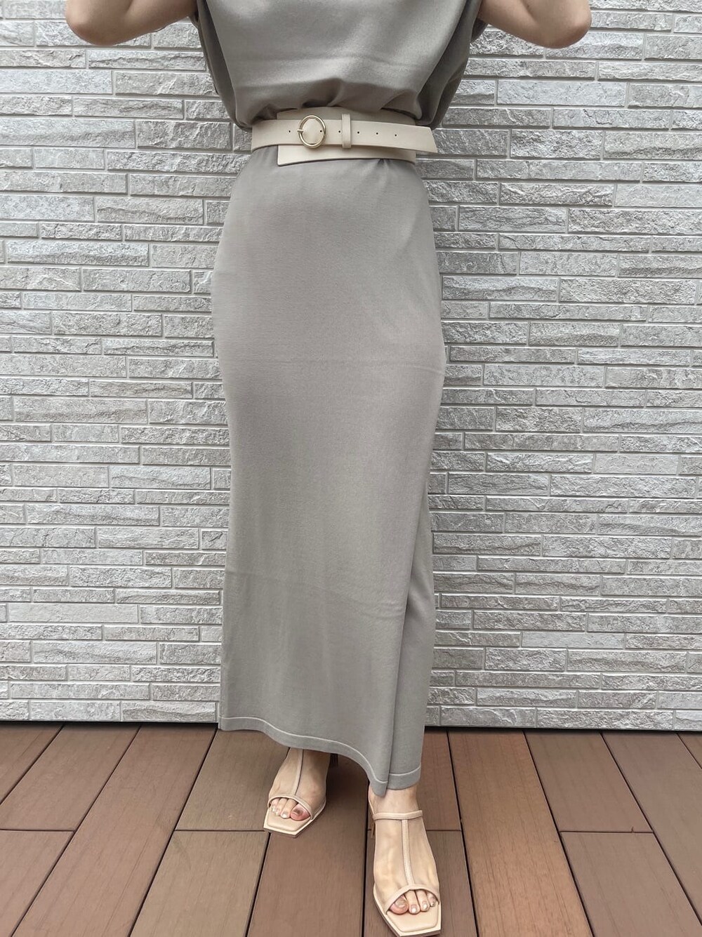 ベージュ系のサンダル、ベージュ系のスカート、ベージュ系のニット/セーターを着用したレディースの夏コーディネートの6枚目の写真