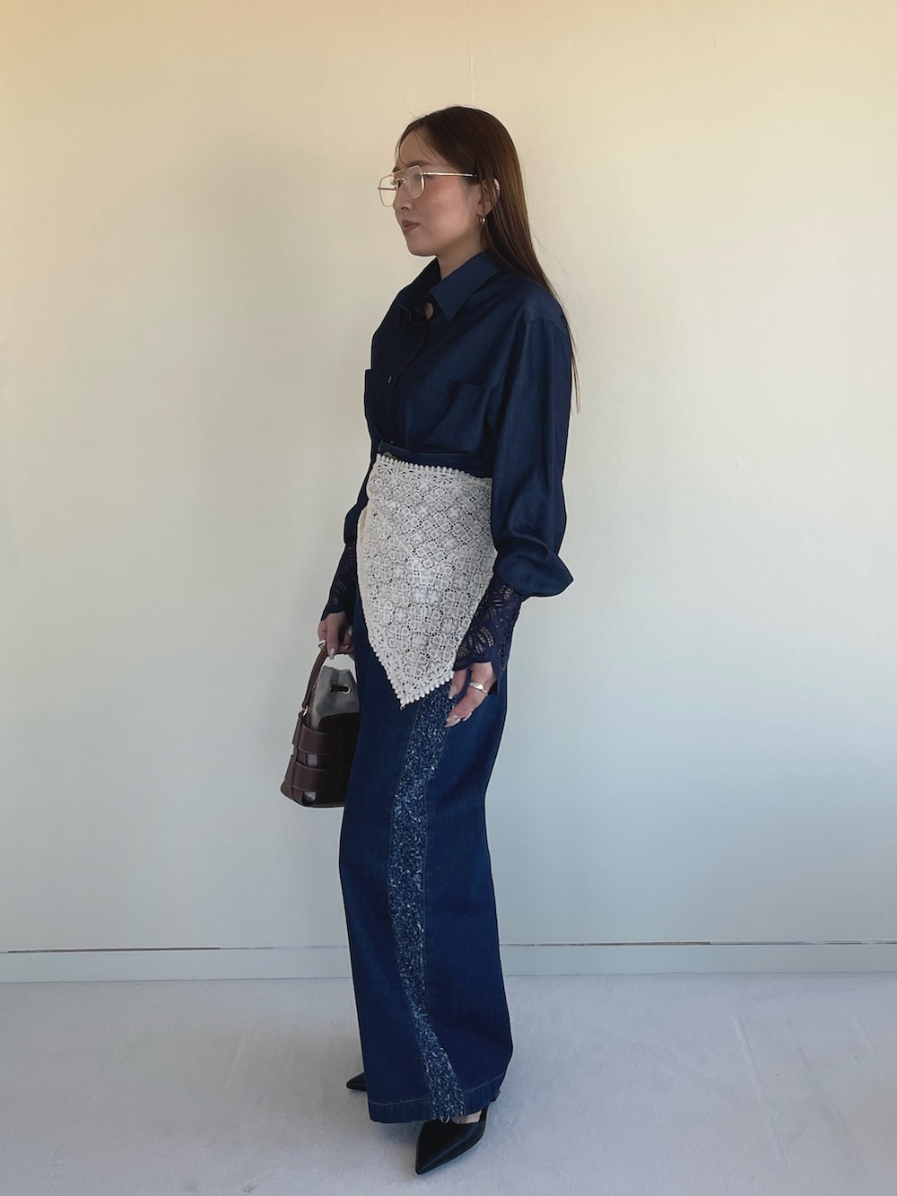 ブラック系のパンプス、ブルー系のデニムパンツ、ブルー系のシャツ/ブラウスを着用したレディースの春コーディネートの4枚目の写真