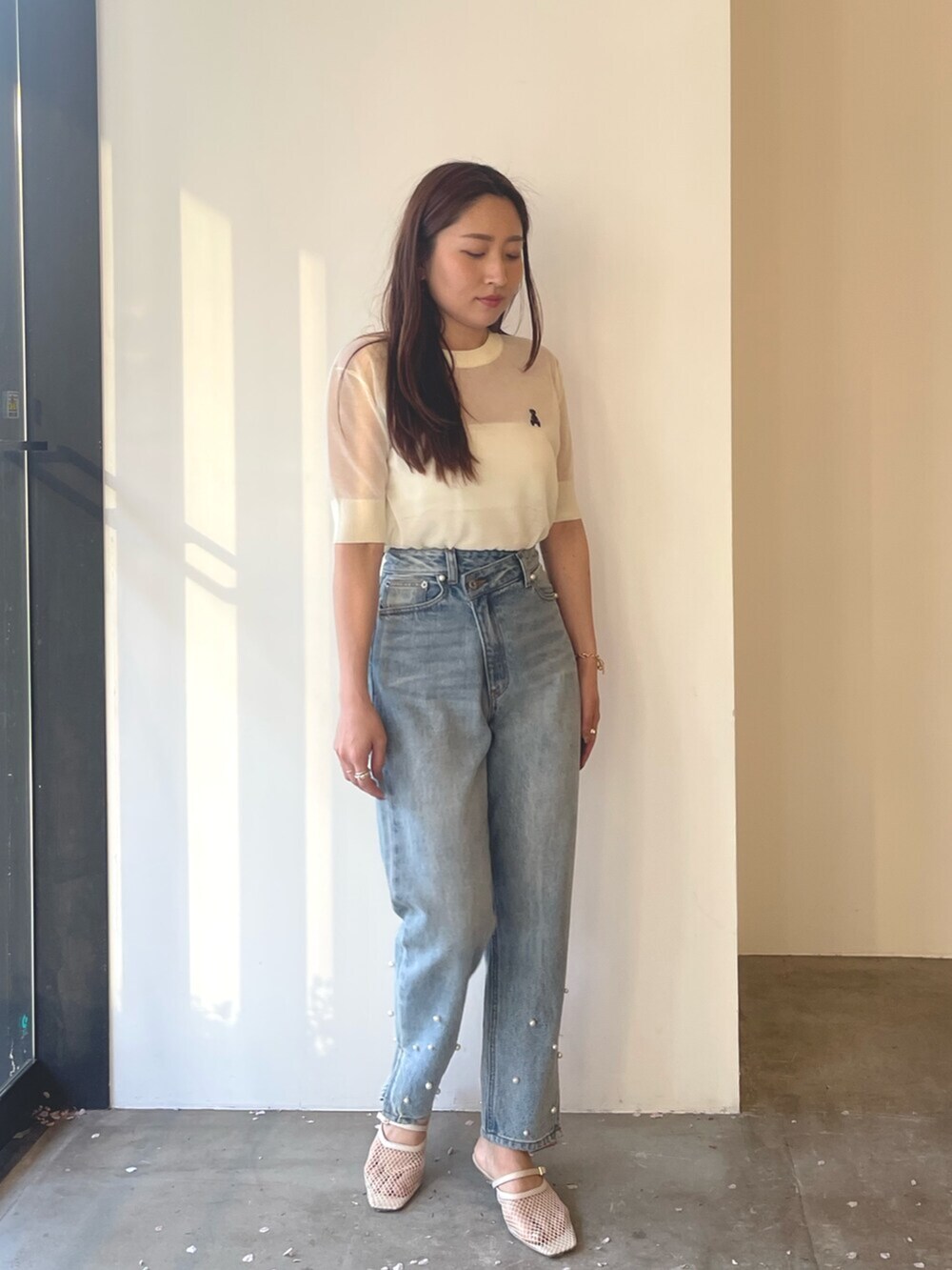 ホワイト系のサンダル、ブルー系のデニムパンツ、ホワイト系のTシャツ/カットソーを着用したレディースの春コーディネートの8枚目の写真