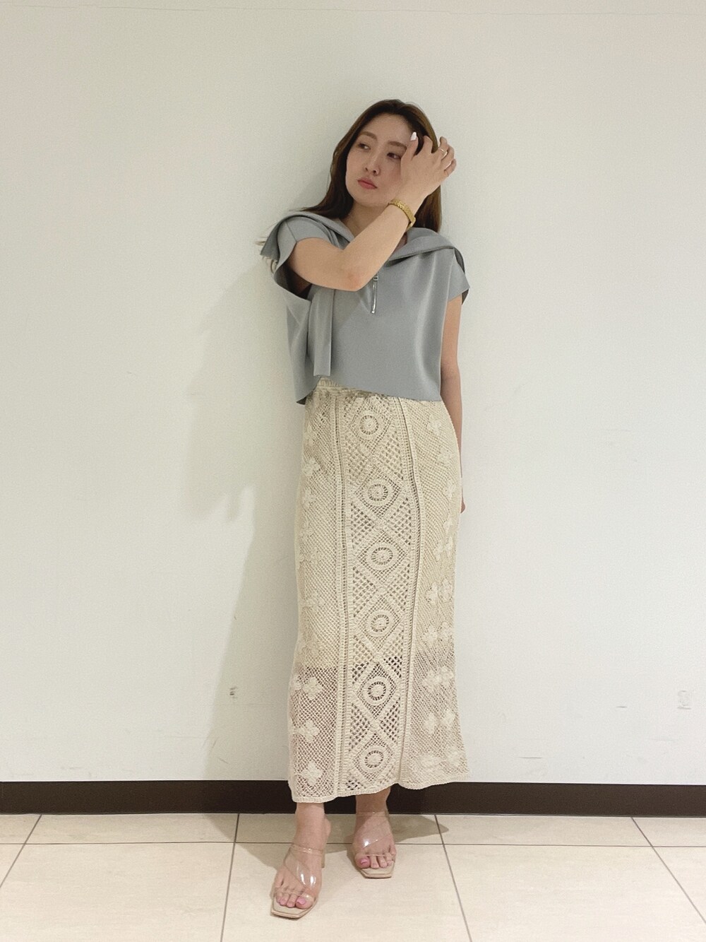 ブルー系のニット/セーター、ホワイト系のスカートを着用したレディースの春コーディネートの7枚目の写真