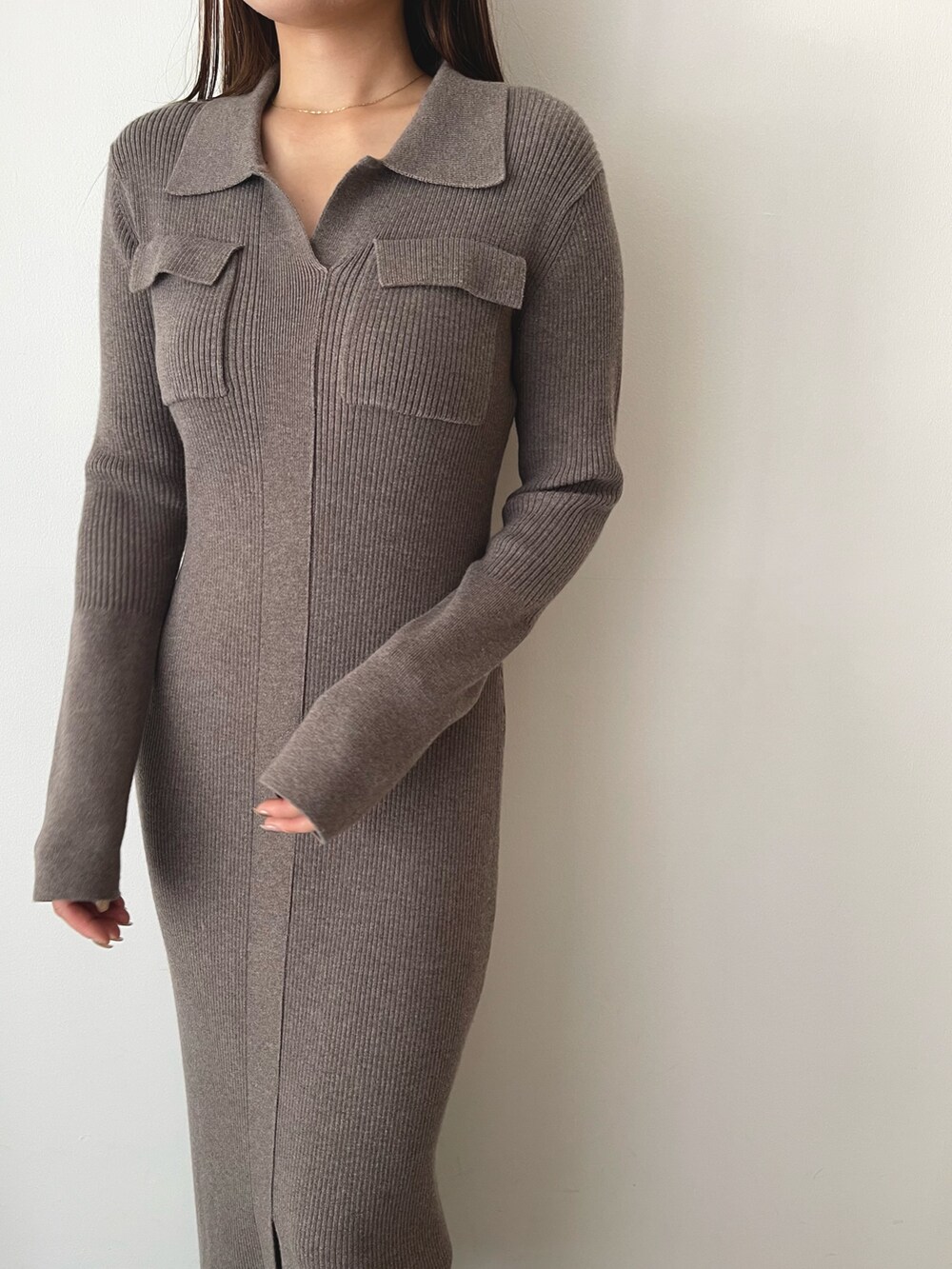 ブラウン系のワンピース、ブラウン系のブーツを着用したレディースの秋コーディネートの7枚目の写真