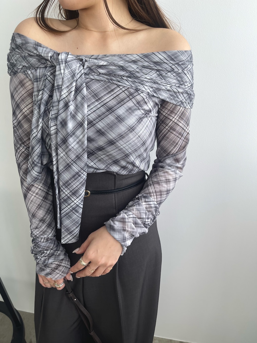 グレー系のシャツ/ブラウス、グレー系のその他パンツを着用したレディースの冬コーディネートの7枚目の写真